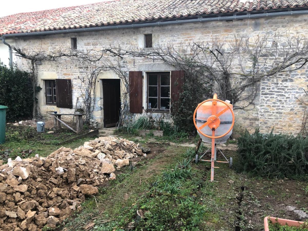 Villa Les Roches à Vanzay Extérieur photo