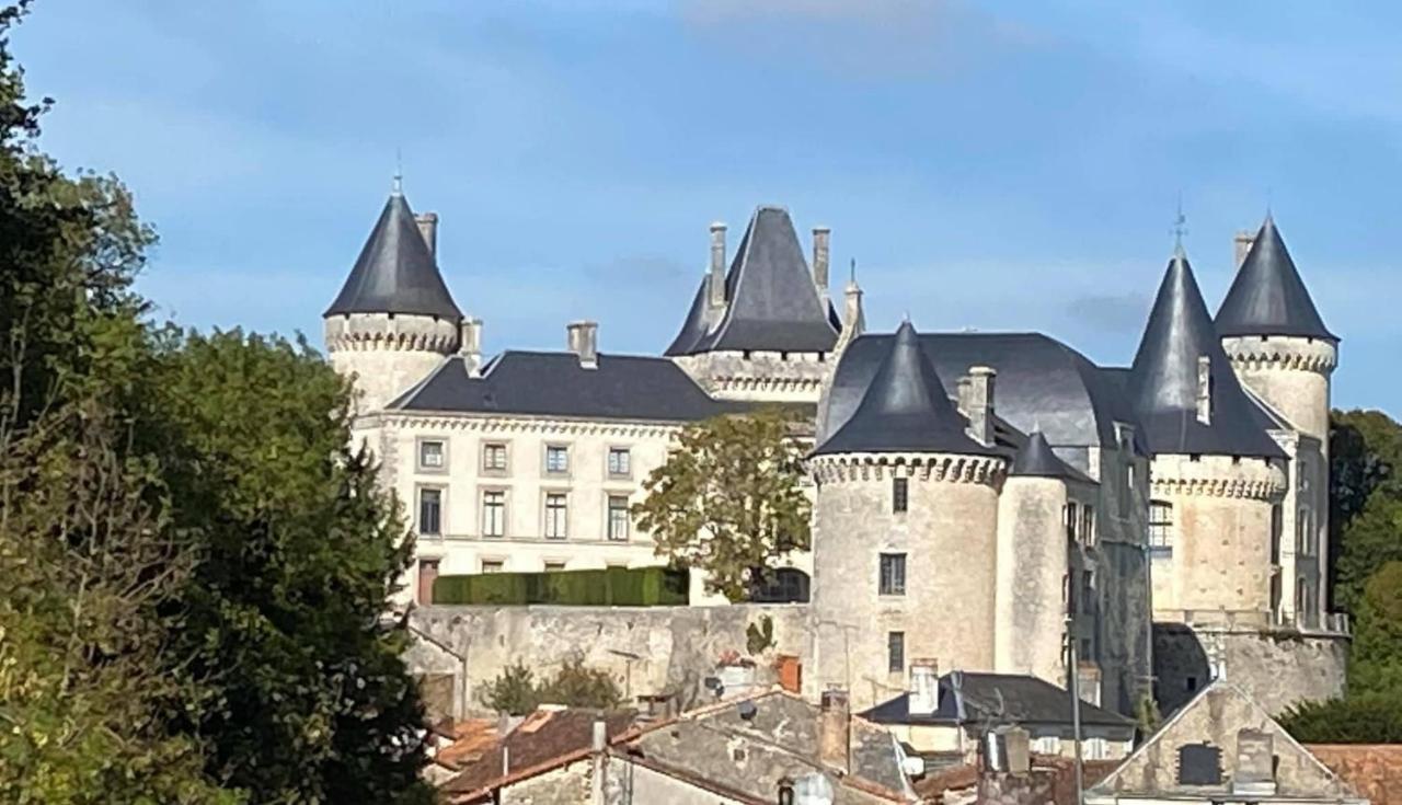 Villa Les Roches à Vanzay Extérieur photo